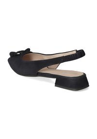 Zwarte suède slingback schoen met een spitse neus, een klein strikje en een lage blokhak. Het interieur heeft een beige voering voor contrast.