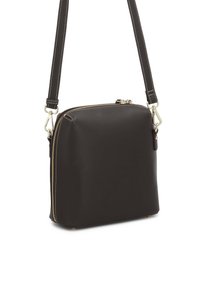 Hnedá kožená crossbody taška štvorcového tvaru, so zipsom, kontrastným prešívaním a zlatými kovovými doplnkami. Súčasťou je nastaviteľný popruh.