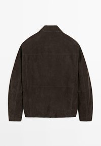 Giacca in camoscio marrone con colletto, maniche lunghe e texture liscia. Presenta dettagli di cuciture minimi e un design posteriore pulito e semplice.