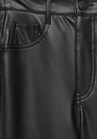 Zwarte faux leren broek met een gladde textuur, een voorkwetszak, versterkte stiksels en een knoopdetails bij de taille.