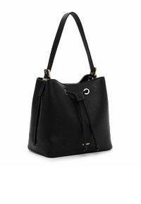 Svart bucket bag i strukturerat läder med dragsnörning, gyllene detaljer och en axelrem.
