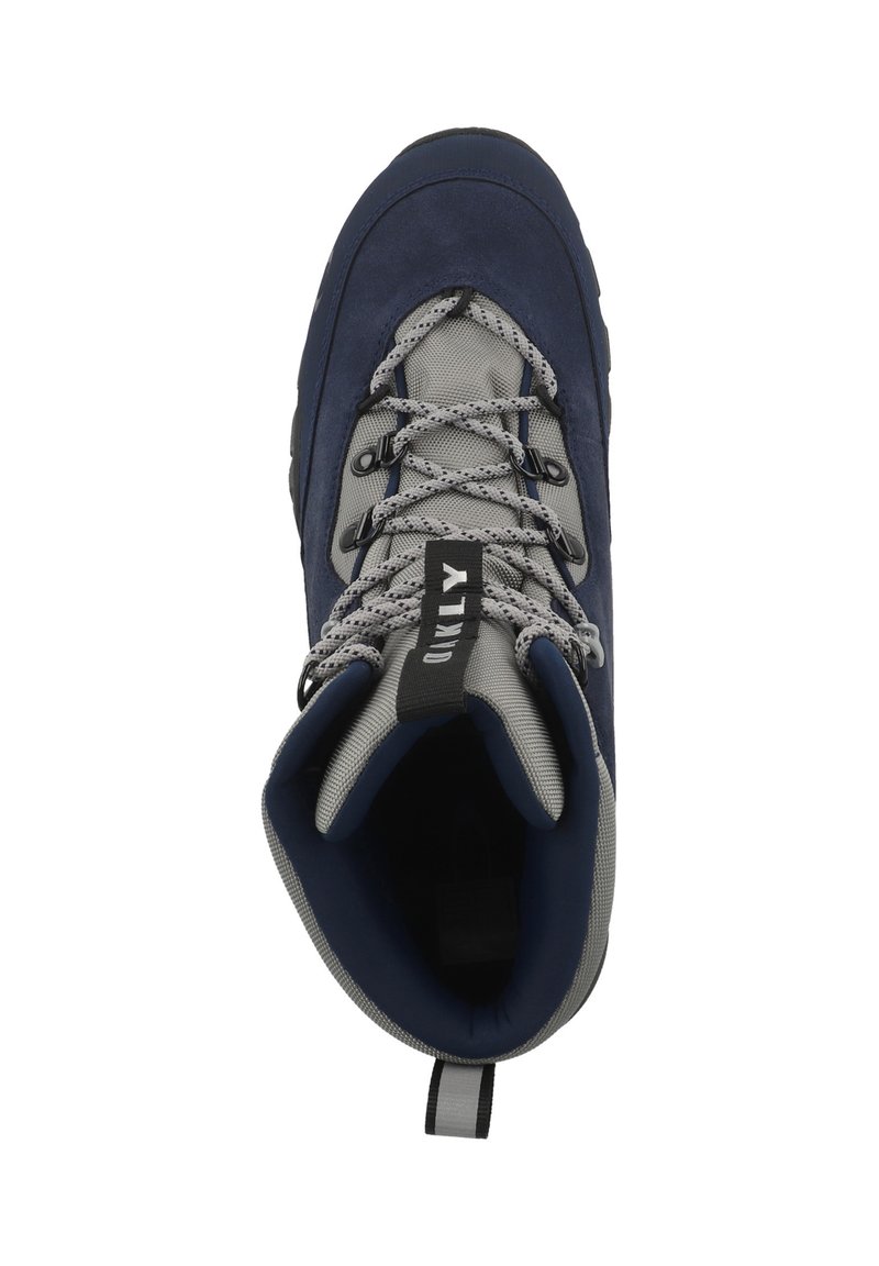 Stivali da escursionismo blu scuro con accenti grigi, dotati di colletto imbottito, tomaia in suede texturizzato e lacci resistenti intessuti attraverso passanti in metallo.