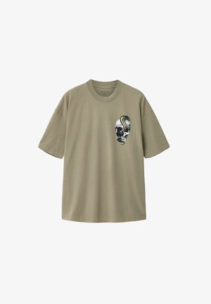 Olijfgroene katoenen t-shirt met een losse pasvorm, korte mouwen, en een schedelgraphic met een slangaccent op de borst.