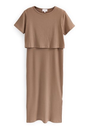 Brązowa prążkowana sukienka midi z krótkim rękawem, z warstwowym szczegółem na górze i okrągłym dekoltem, prezentowana na białym tle.