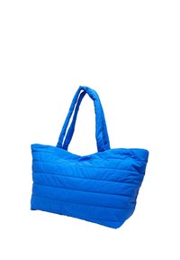 Niebieska pikowana torba na ramię z dwiema grubymi uchwytami, z poziomymi przeszyciami i miękką, teksturowaną powierzchnią.