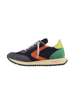 Sneaker in suede blu navy e grigio con dettagli arancioni e verdi, caratterizzata da una suola testurizzata e un tallone beige. Design con lacci.