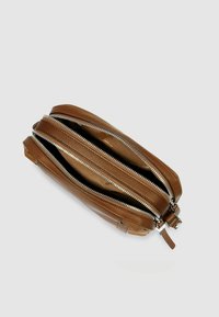 Braune Lederetui mit zwei silbernen Reißverschlussverschlüssen, rechteckiger Form, glatter Textur und einem einzelnen Schlaufenlasche an einem Ende für einfache Handhabung.