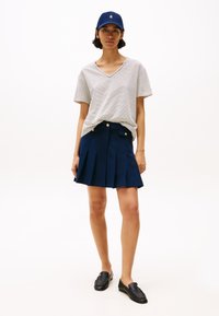 Tommy Hilfiger MODERN - Print T-shirt - calico/dark night navy
