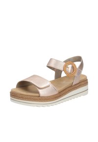 Roze metallic sandalen met een brede band en een ronde geweven accent. Heeft een gevoerde binnenzool en een lichte platformzool.