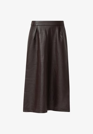 Bruine leren rok met een soepele textuur, hoge taille en geplooid ontwerp. De zoom valt onder de knie voor een vloeiende silhoeet.