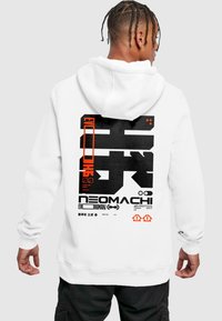 Bílá mikina s kapucí s výrazným černým a oranžovým grafickým potiskem na zadní straně, která obsahuje stylizovaný text a různé symboly. Klasický střih s dlouhými rukávy.
