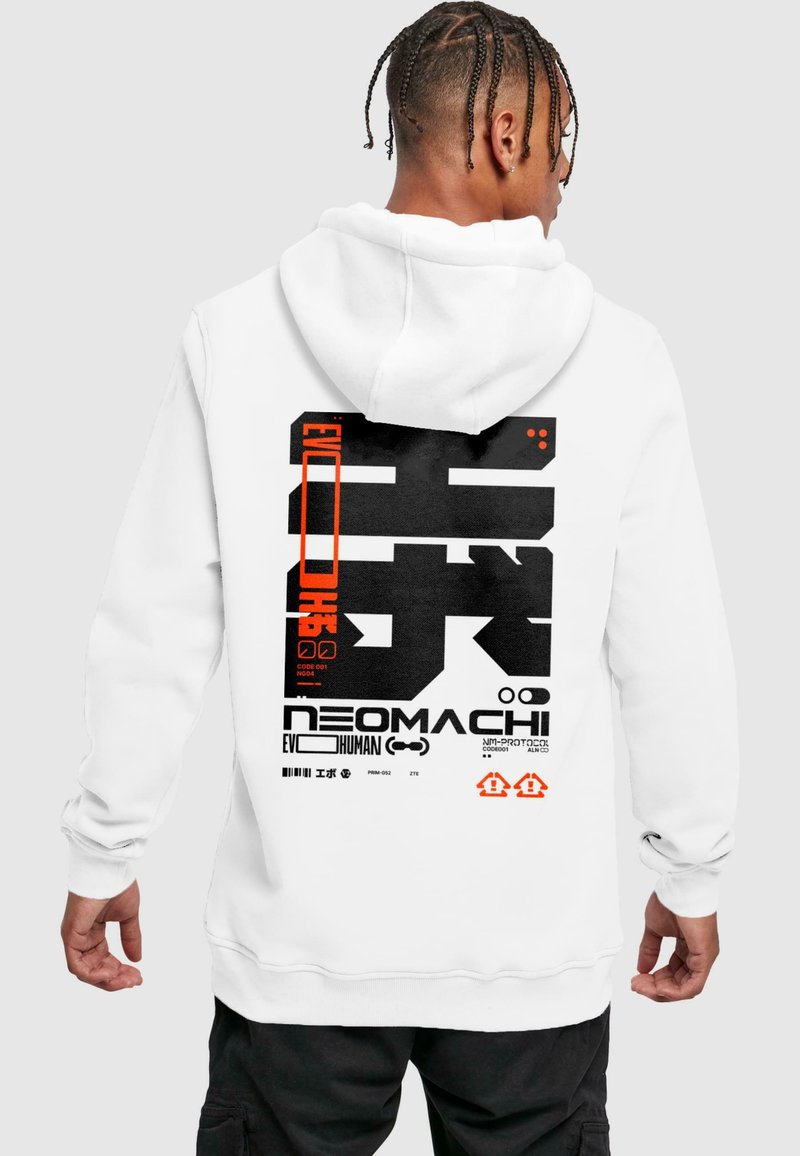 Bílá mikina s kapucí s výrazným černým a oranžovým grafickým potiskem na zadní straně, která obsahuje stylizovaný text a různé symboly. Klasický střih s dlouhými rukávy.