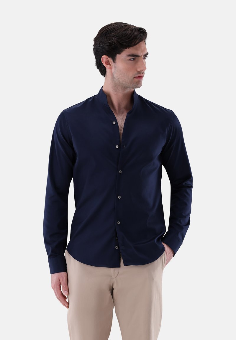 Marineblaues Hemd mit Stehkragen, langen Ärmeln und Slim-Fit; aus glattem, leichtem Stoff mit dezentem Glanz.