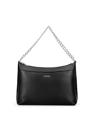 Sac en cuir noir avec une finition texturée, doté d'une bandoulière en chaîne argentée et d'une fermeture zippée sur le dessus. Design minimaliste avec un logo discret.