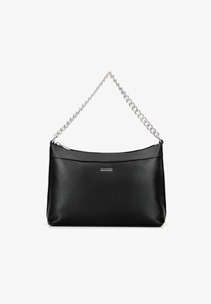 Zwarte leren handtas met een gestructureerde afwerking, voorzien van een zilveren kettingband en een ritssluiting aan de bovenkant. Minimalistisch ontwerp met subtiele branding.