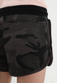 Urban Classics CAMO  - Treniņtērpa apakšdaļas - dark camo/black