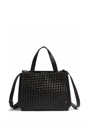 Sac à main en cuir noir avec motif tressé, deux poignées courtes et une bandoulière amovible sur fond blanc.