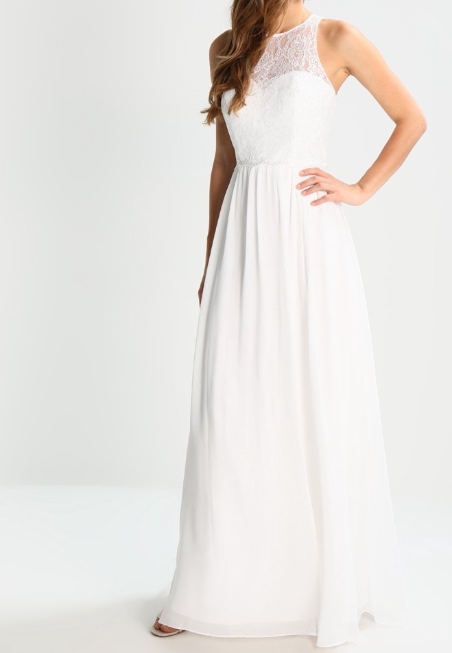 Robe maxi blanche avec un col licou en dentelle, un corsage ajusté et une jupe fluide. Le tissu est léger avec une texture lisse et fluide.
