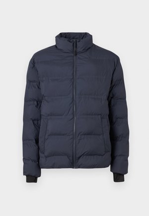 Námořnická puffer bunda s vysokým límcem, plným zipem a elastickými manžetami. Disponuje prošívaným designem s horizontálním švem.