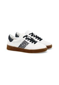 Weiße Sneaker mit schwarzen Akzenten, ausgestattet mit einem Leopardenmuster-Panel und einer strukturierten braunen Gummisohle. Schnürdesign.