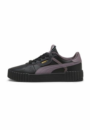 Sort og grå sneaker med et lavt design, tekstureret læder, rund tå og chunky segmenteret sål. Har lilla accenter og perforeringer.