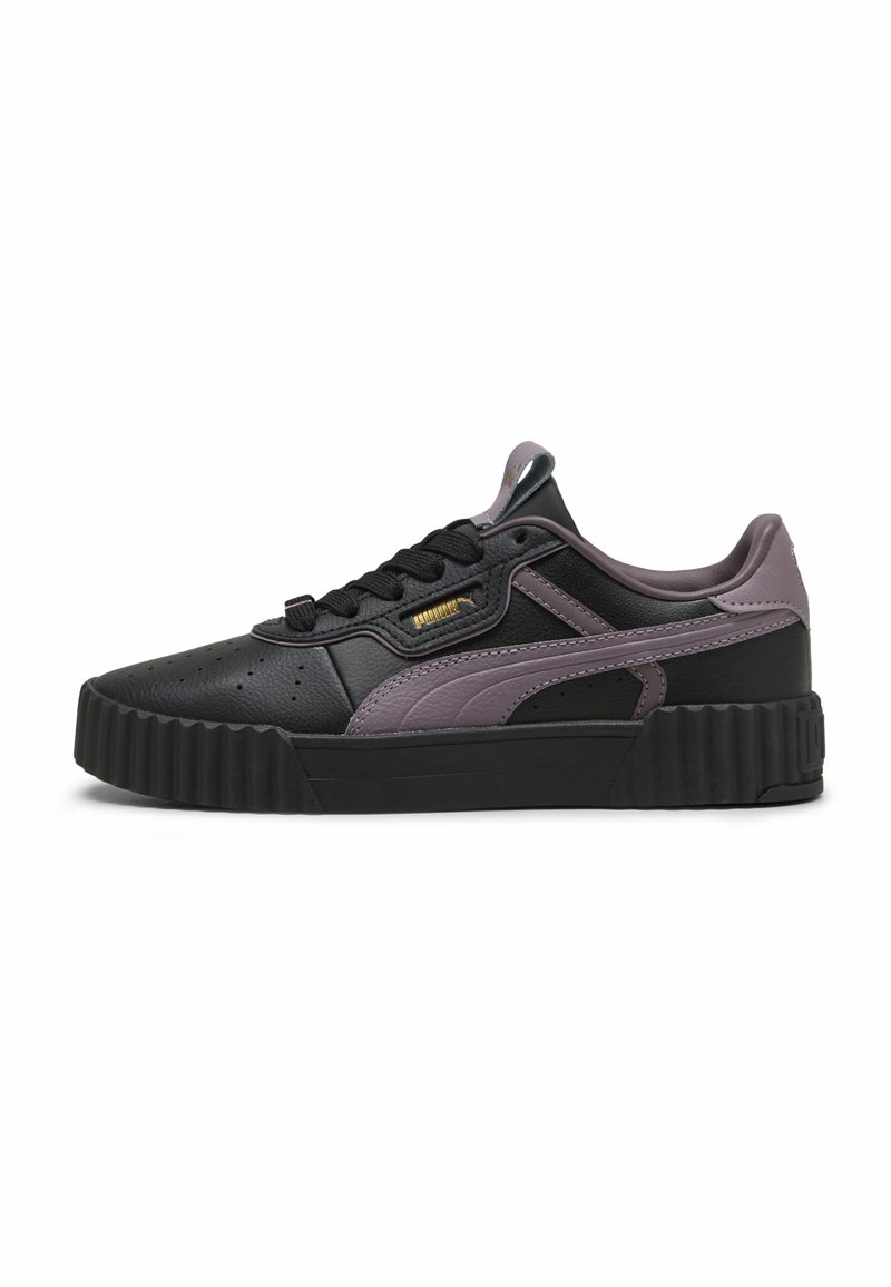 Schwarzer und grauer Sneaker mit niedrigem Design, strukturiertem Leder, abgerundeter Zehenform und klobiger segmentierter Sohle. Enthält lila Akzente und Perforationen.