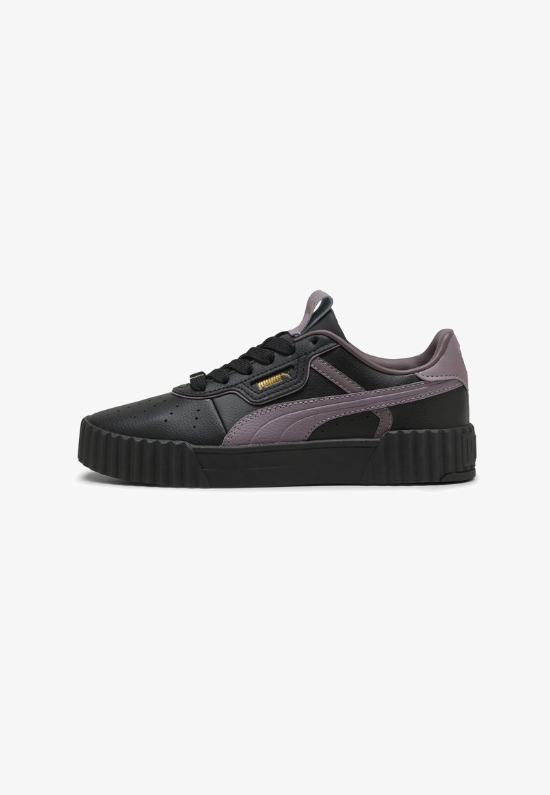 Schwarzer und grauer Sneaker mit niedrigem Design, strukturiertem Leder, abgerundeter Zehenform und klobiger segmentierter Sohle. Enthält lila Akzente und Perforationen.