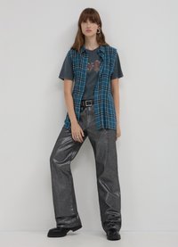 Calliope SANS MANCHES À CARREAUX - Camicia - une variante