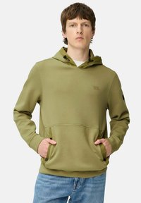 Olijfgroene hoodie met een kangoeroezak, gestructureerde stof, verstelbare trekkoordjes en een klein logo op de borst.