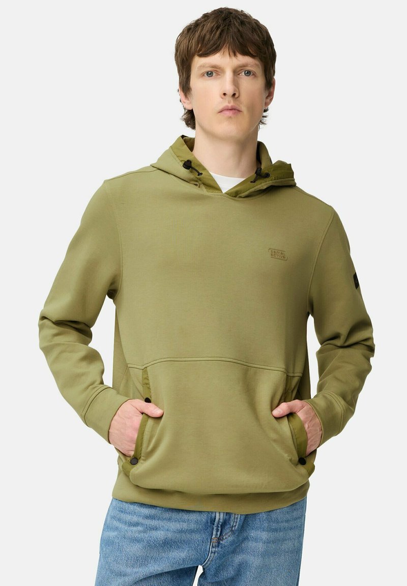 Olijfgroene hoodie met een kangoeroezak, gestructureerde stof, verstelbare trekkoordjes en een klein logo op de borst.