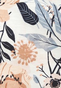 Kvetinová látka s broskyňovými, modrými a čiernymi vzormi a jemnými textúrami. Obsahuje listy a abstraktné tvary na svetlom pozadí.