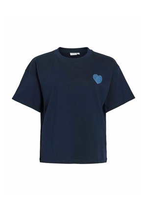 Marineblauw katoenen T-shirt met korte mouwen en een ronde hals, met een lichtblauwe denim hartvormige patch op de linkerborst.