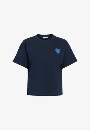 Camiseta de algodón azul marino con mangas cortas y cuello redondo, que presenta un parche en forma de corazón de mezclilla azul claro en el lado izquierdo del pecho.