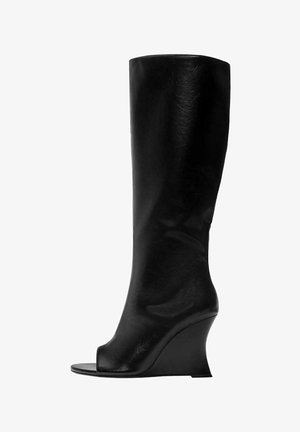 Černá kožená kotníková bota na klínu s otevřenou špičkou a hladkou texturou, zobrazena z bočního profilu na bílém pozadí.