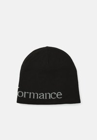 Zwarte gebreide beanie met de tekst "performance" in grijze letters langs de onderrand. Zachte textuur, ronde top en aansluitend ontwerp.