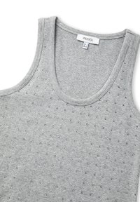 Grijze geribbelde tanktop met zilveren studs die gelijkmatig over de stof zijn verspreid, met een ronde halslijn en een zichtbaar label.