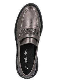 Mocasines de piel gris plata con una tira texturizada que presenta pequeños rhinestones, plantilla acolchada y suela de goma negra.