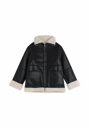 Svart konstläderjacka med dragkedja fram, krämfärgad shearling-krage och -manschetter samt två framfickor. Har en strukturerad design och minimal sömnad.
