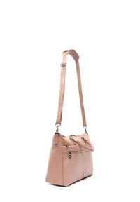 Ružičasta kožna torbica s podesivim remenom, višestrukim zatvorenim džepovima, pravokutnim oblikom, glatkom teksturom i metalnim detaljima.