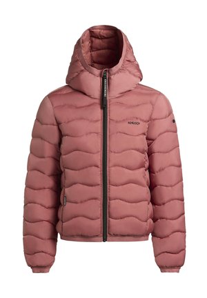 Rozā polsterēta jaka ar kapuci, ar viļņainu quilted tekstūru, priekšējo rāvējslēdzēju un logo detalizāciju augšējā kreisajā pusē.