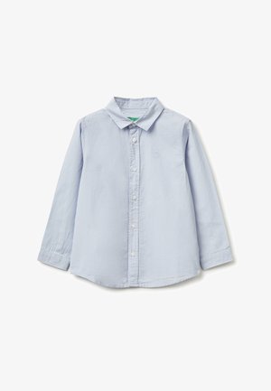 Chemise bleu clair à manches longues avec des rayures blanches fines et un petit logo brodé sur la poitrine gauche, étalée à plat sur un fond blanc.