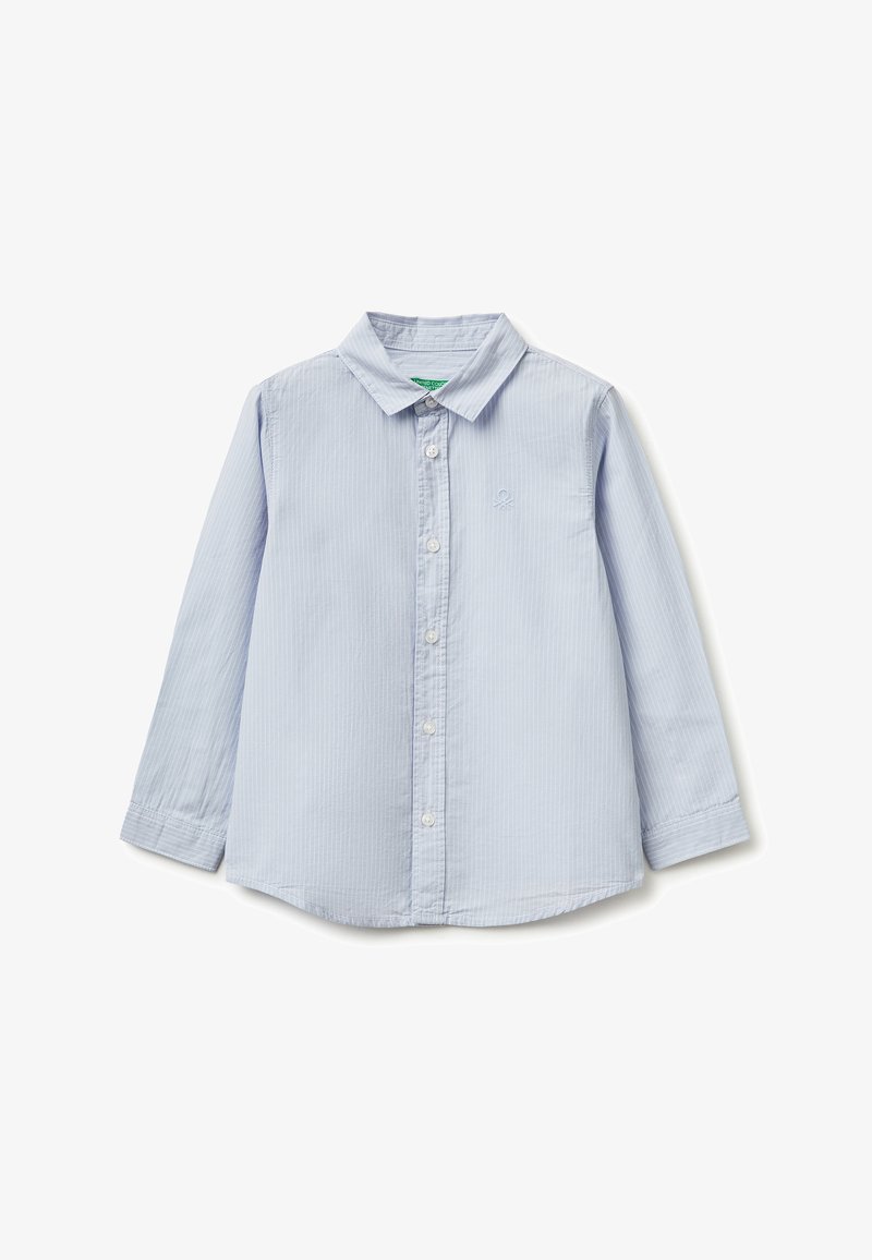Chemise bleu clair à manches longues avec des rayures blanches fines et un petit logo brodé sur la poitrine gauche, étalée à plat sur un fond blanc.