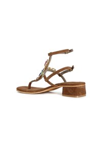 Sandal in suede marrone con tacco basso, caratterizzato da accenti di gemme multicolori sulla punta e cinturini alla caviglia regolabili.