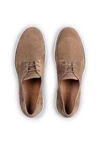 Scarpe in suede marrone con una trama liscia, dotate di cinque fori per i lacci, lacci piatti e una suola in gomma bianca. La fodera interna è in pelle marrone.