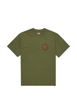 Olijf groene T-shirt met korte mouwen, ronde halslijn en klein rond rood en zwart DC Shoe Co. logo op de linkerborst.