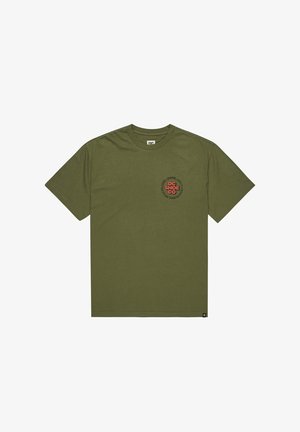 Olijf groene T-shirt met korte mouwen, ronde halslijn en klein rond rood en zwart DC Shoe Co. logo op de linkerborst.