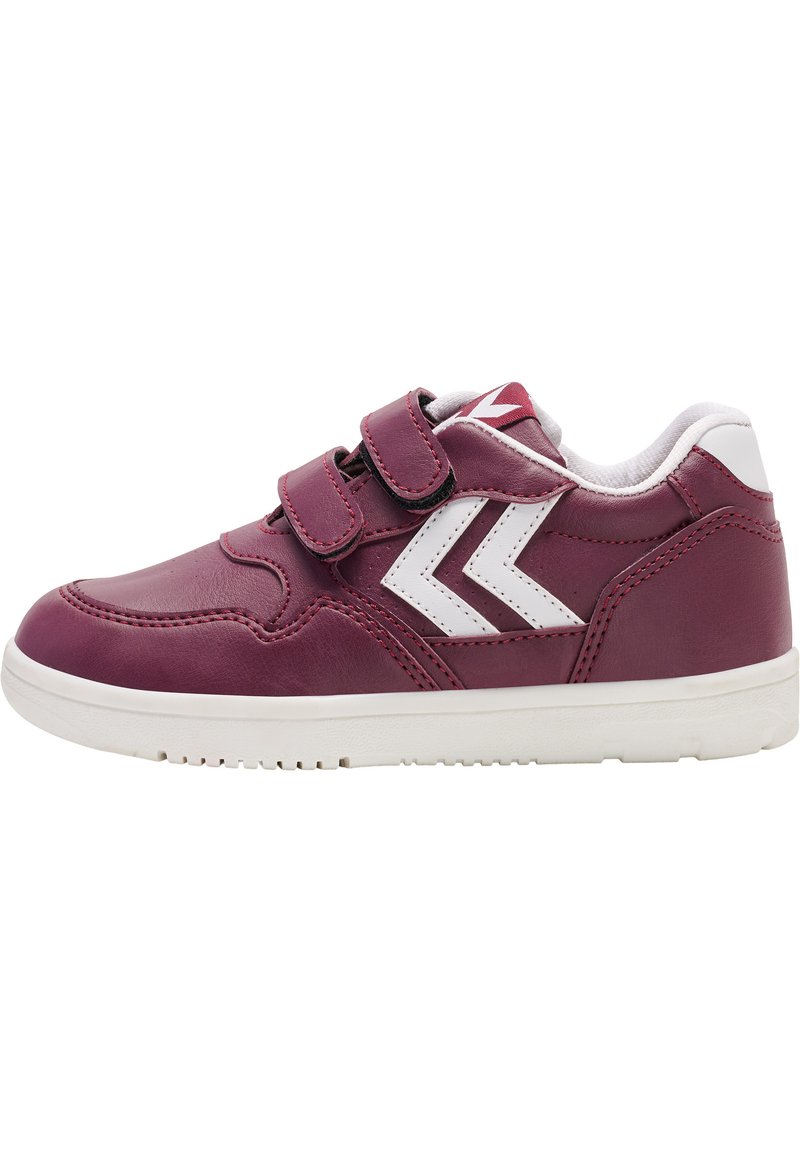 Bordeauxrote Leder-Sneaker mit weißen Akzenten, ausgestattet mit zwei Klettverschlüssen, abgerundetem Zehenbereich, strukturiertem Material und Gummisohle mit einer rutschfesten Profilierung.