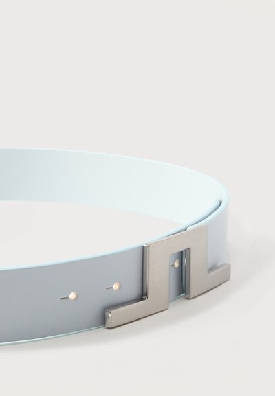 Δερμάτινη ζώνη ανοιχτού μπλε χρώματος με ασημί μεταλλική ορθογώνια αγκράφα και δύο τρύπες ρύθμισης σε απλό λευκό φόντο.