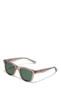 Ochelari de soare din plastic brun translucid cu lentile verzi, într-o formă rectangulară, și detalii subtile pe bradă ce prezintă numele mărcii.