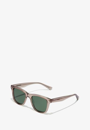 Braune durchsichtige Kunststoffsonnenbrille mit grün getönten Gläsern, rechteckiger Form und subtilen Details an den Bügeln mit dem Markennamen.